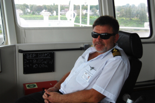 Kapitän auf der Brücke