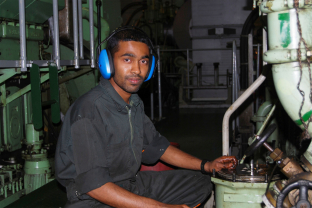 Maschinist im Maschinenraum