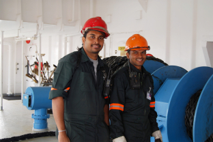 Schiffsarbeiter an Deck