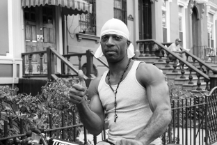 NYC, Brooklyn, Mann dem auf Motorrad