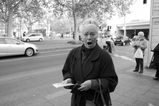 Berlin, Steglitz, Frau an der Bushaltestelle