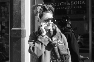 Berlin, Mitte, Frau mit Handy