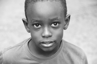 Berlin, Junge auf dem Spielplatz